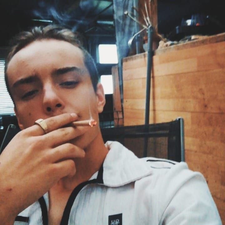 Profil de Dennis, 23 ans, Cruising gay à Sainte-Mélanie (Québec)
