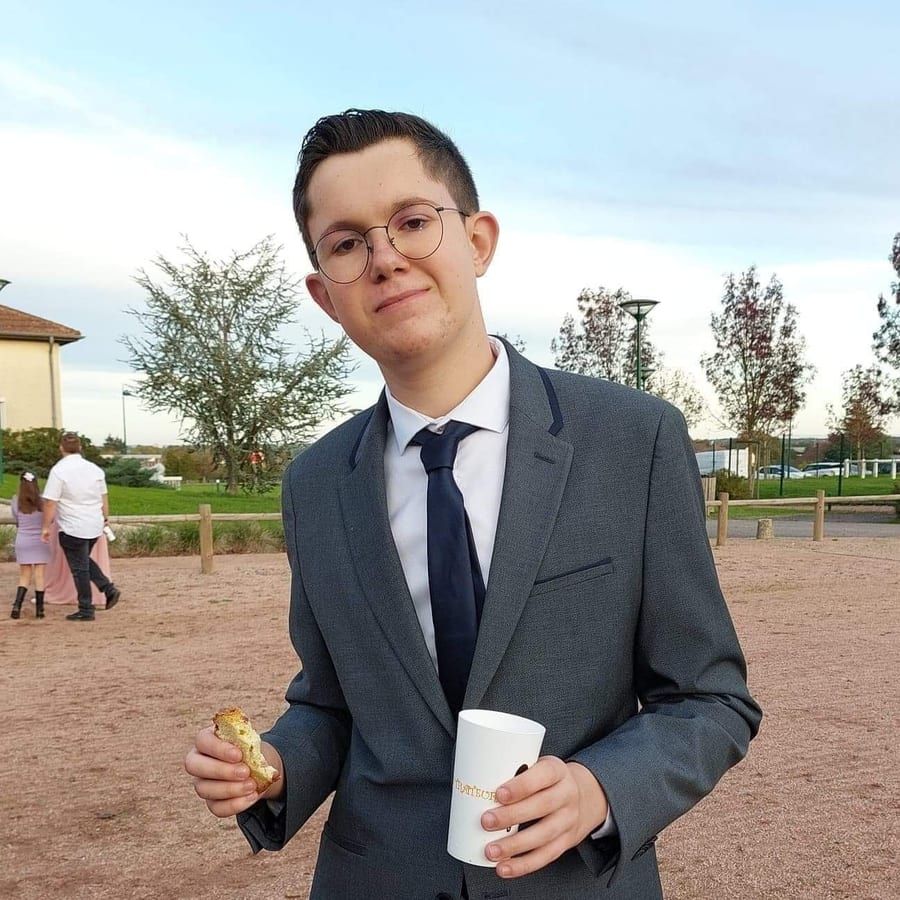 Profil de Harri, 22 ans, Cruising gay à Sainte-Lucie-des-Laurentides (Québec)
