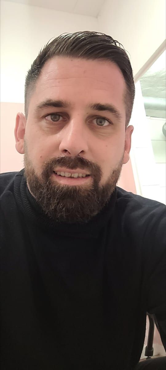 Profil de Kemi, 40 ans, Cruising gay à Sainte-Barbe (Québec)