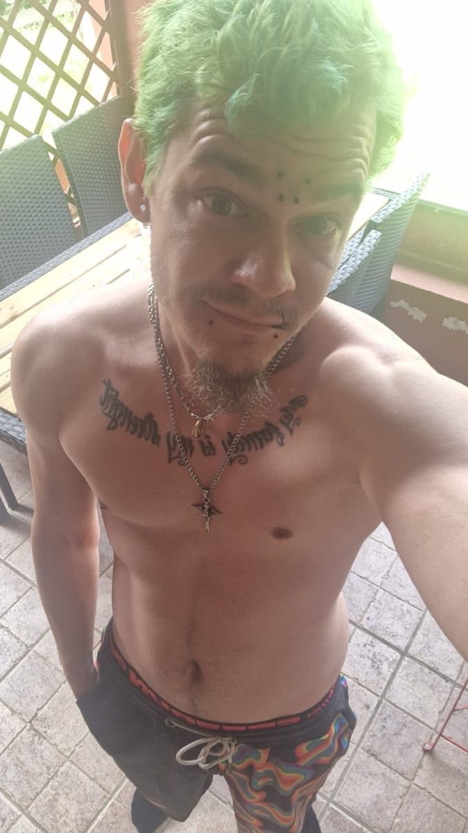 Profil de Iskandar, 36 ans, Cruising gay à Saint-Sixte (Québec)